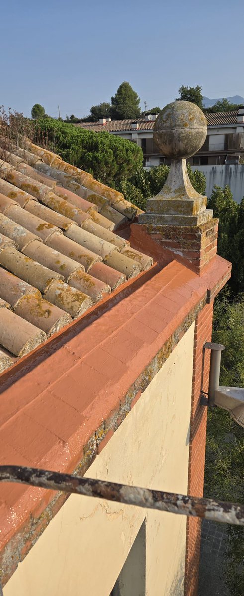 L’escola S.Vilarrasa de #Besalú (ara IE) quasi centenària és un exemple de la política educativa de la II República. Es tracta d’un edifici protegit i necessita cada any manteniment. Aquests any 2025 calia reparar i segellar canalera x evitar humitats aules. Fet! <a href="/Aj_Besalu/">Ajuntament de Besalú</a>