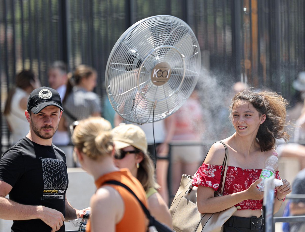 ChinaDaily's tweet image. #OpenComment Why are air conditioners rare in European nations? bit.ly/46OYnhS