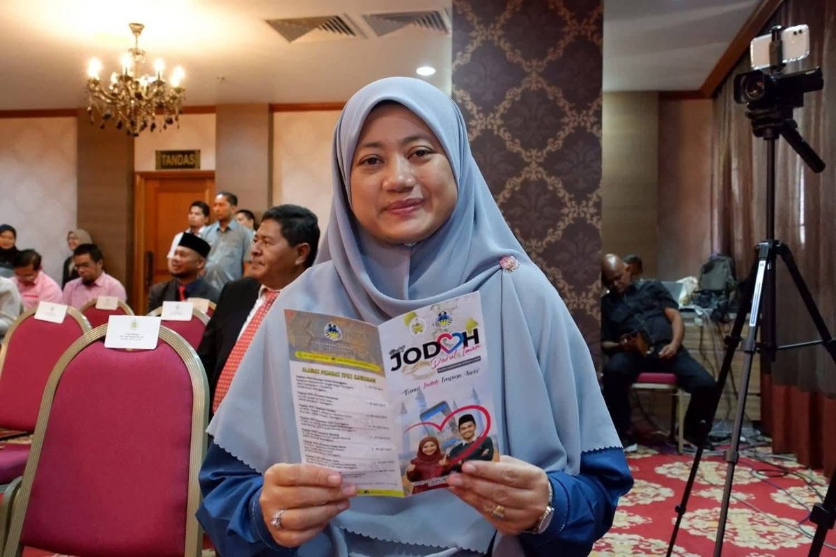 Terengganu lancar portal cari jodoh yg diberi nama Portal Jodoh Darul Iman.

Takdak ka benda lain yg lebih berfaedah utk maslahah rakyat?

Portal cari kerja ka portal aduan sampah ka portal jalan berlubang ka?

🤦🏻