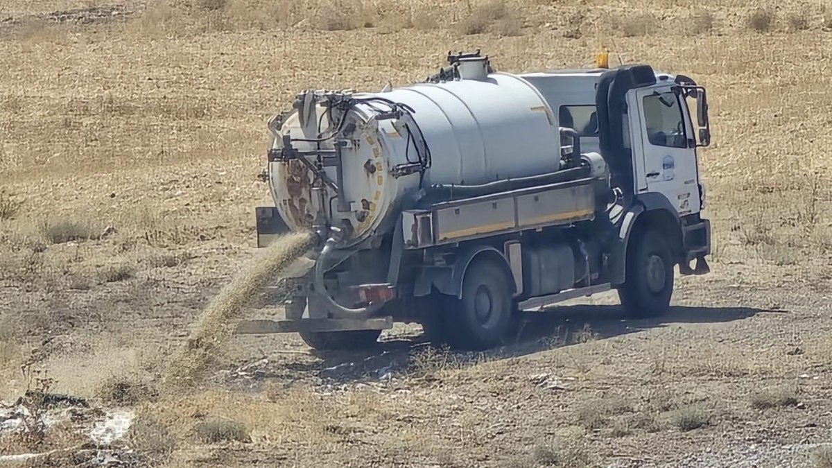 merv_ylm's tweet photo. CHP çevre vizyonunu atık suyla kanıtladı 

CHP’li Eskişehir Büyükşehir Belediyesi Su ve Kanalizasyon İdaresi (ESKİ), Sivrihisar’da araziye vidanjörle atık suyu izinsiz ve mevzuata aykırı şekilde boşalttı. Çevre Kanunu gereği 668 bin TL para ceza kesildi. https://t.co/xqqZqMDkcw