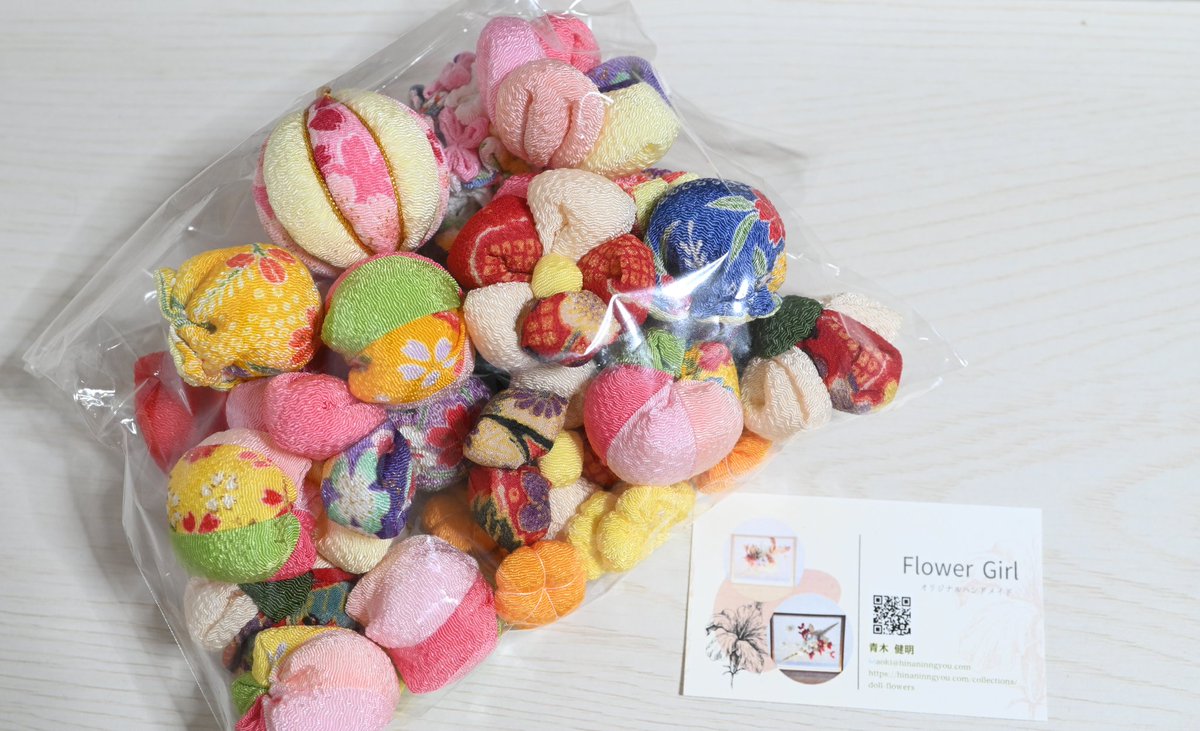 Yasakadoll_0301's tweet photo. FlowerGirl(@flower47807 )さんの小物セット。
つるし雛に使われているようなサイズのちりめん細工が好きなので、たくさん手に入って嬉しい。
お花、鞠、金魚などなど、いろんな種類が入っていて、とてもカラフルでかわいくて素敵！

また販売されるときがあったら追加で購入したい…！ https://t.co/JnVWaxtCD8