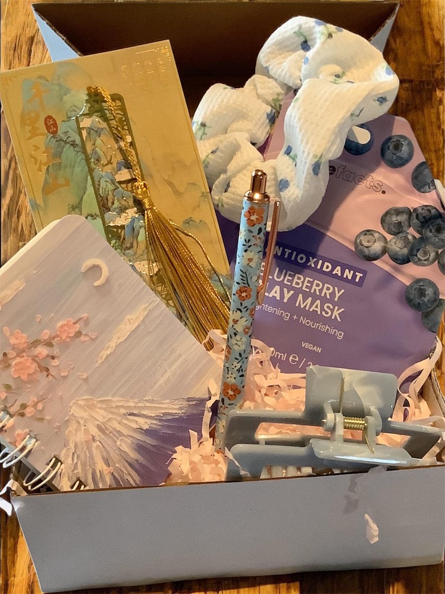 designsbykimstore1.etsy.com/listing/431013… 
25% off On all summer hampers if you need that little, pick me up over the holidays head on over and check out my holiday season gift 
#EtsySeller #FridayVibes #hamper #giftideas #UKmakers 
#MHHSBD