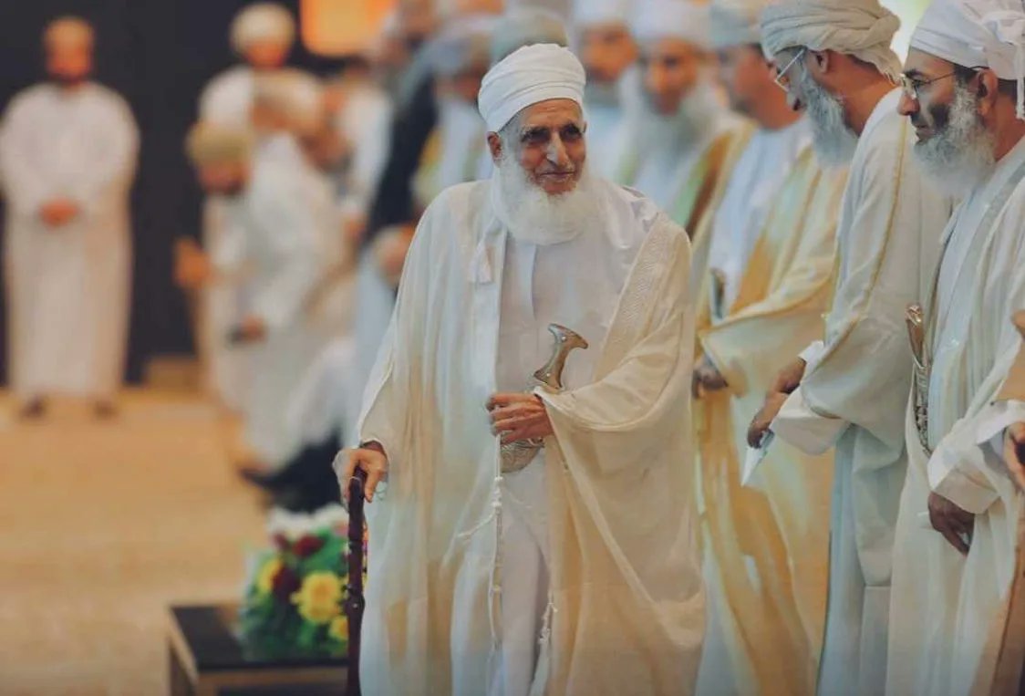 يا حاملَ الدينِ في نهجٍ بلا عوجِ
يا جبلَ العِلمِ في عزمٍ وفي نسكِ

أحمدتَ صرحَ الهدى، والعلمُ مُعتمدٌ
يا أمةً جمعتْ في شيخِها الفلكِ

تسمو بك الأرضُ مجداً لا يزحزحُهُ
قولُ المرجفينَ ولا عصفُ من الشكِّ

يا عالماً جلّ قدرٌ في محاسنهِ
سلمتَ للأمةِ العظمى من السلكِ #غزة
#الجليل