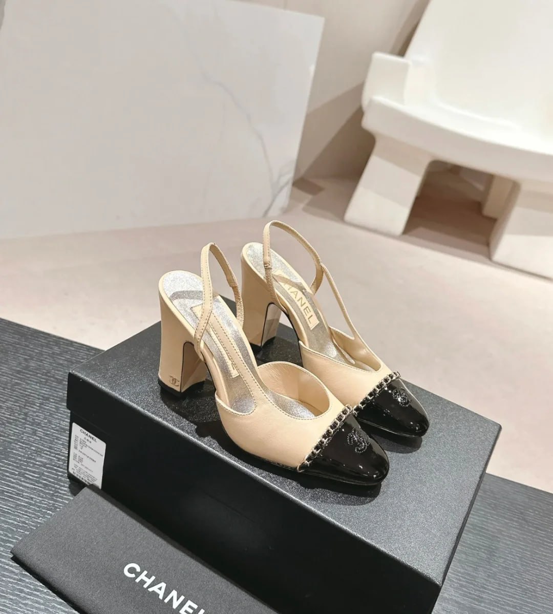 Diana9270141736's tweet image. Morning Shopping is already perfect✨ When I arrived at Chanel Boutique, it became more exciting. Try on Beige &amp;amp; Black patent toe Chanel Slingback Heels Heels Elegant, classic, timeless — 👠🖤 #MorningShopping #ChanelSlingbacks #ChanelShoes #LuxuryStyle