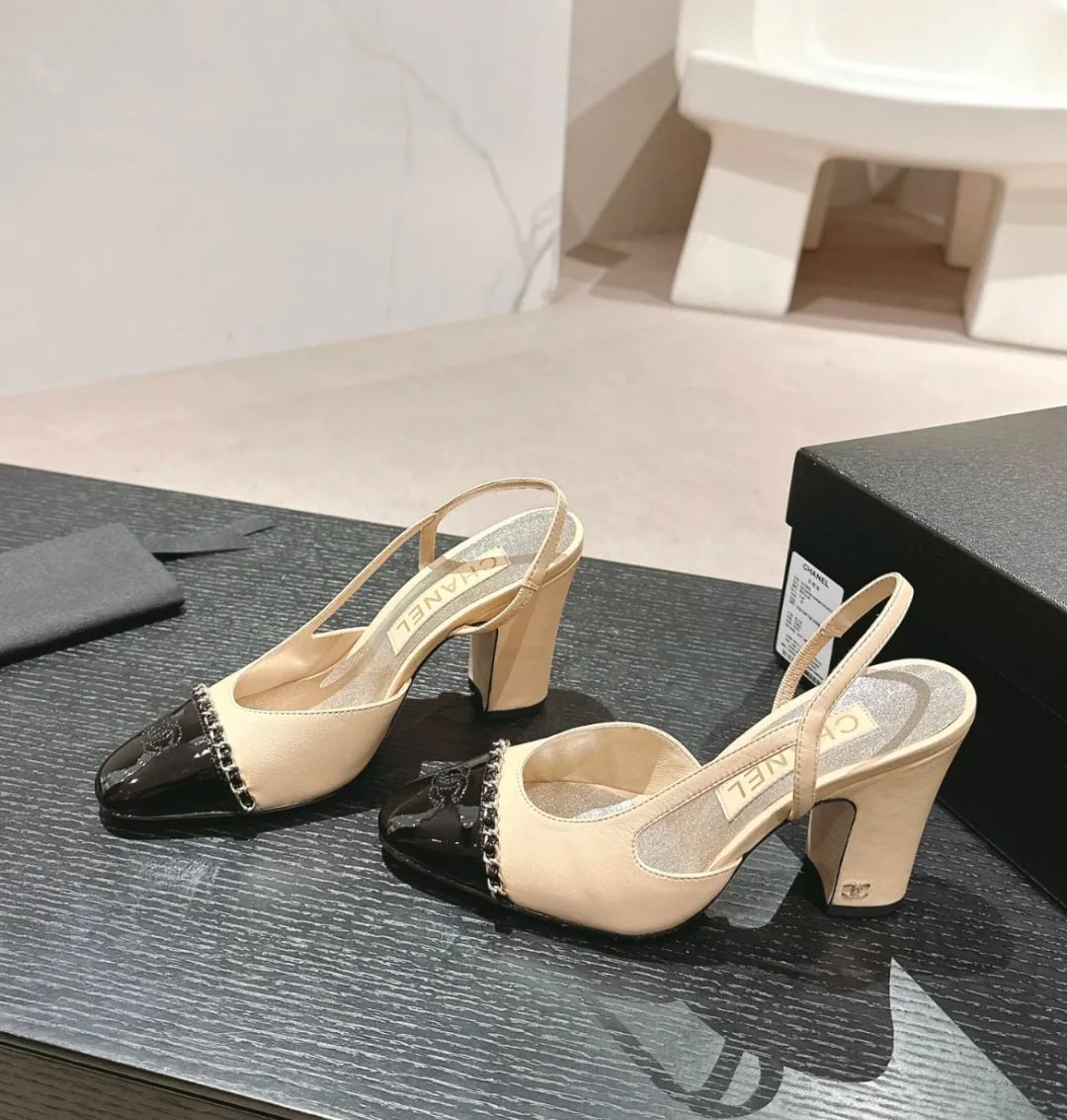 Diana9270141736's tweet image. Morning Shopping is already perfect✨ When I arrived at Chanel Boutique, it became more exciting. Try on Beige &amp;amp; Black patent toe Chanel Slingback Heels Heels Elegant, classic, timeless — 👠🖤 #MorningShopping #ChanelSlingbacks #ChanelShoes #LuxuryStyle