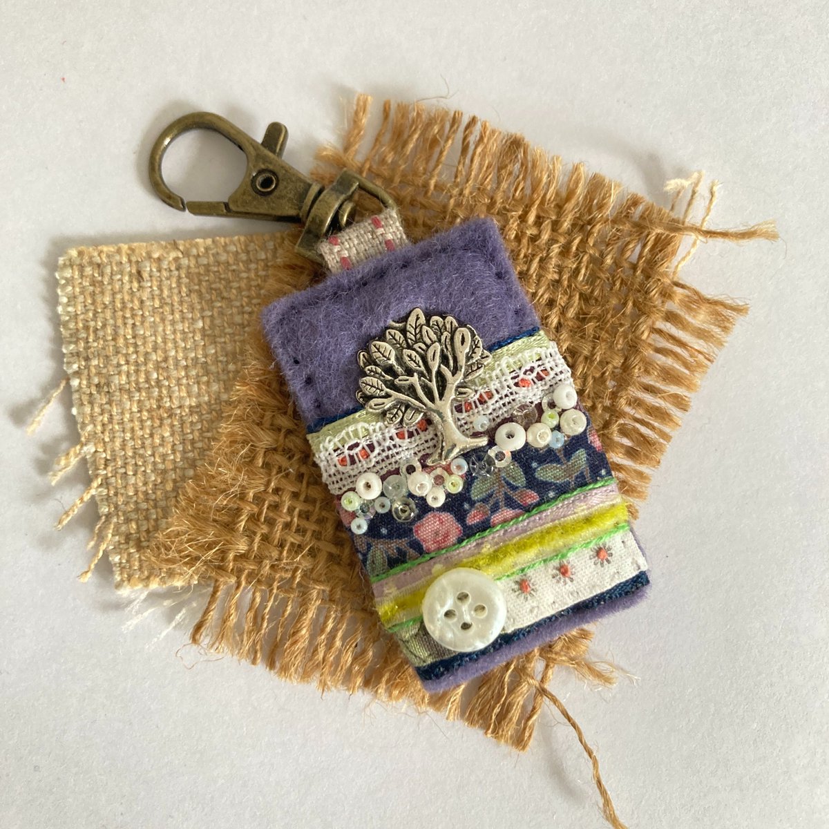 Elegant, hand sewn tree of life charm clip, designed to add a touch of prettiness to bags, keys and spiral-bound notebook journals.
elliestreasures.square.site/product/tree-b…

#uniquegifts #accessories #shopindie #UKMakers