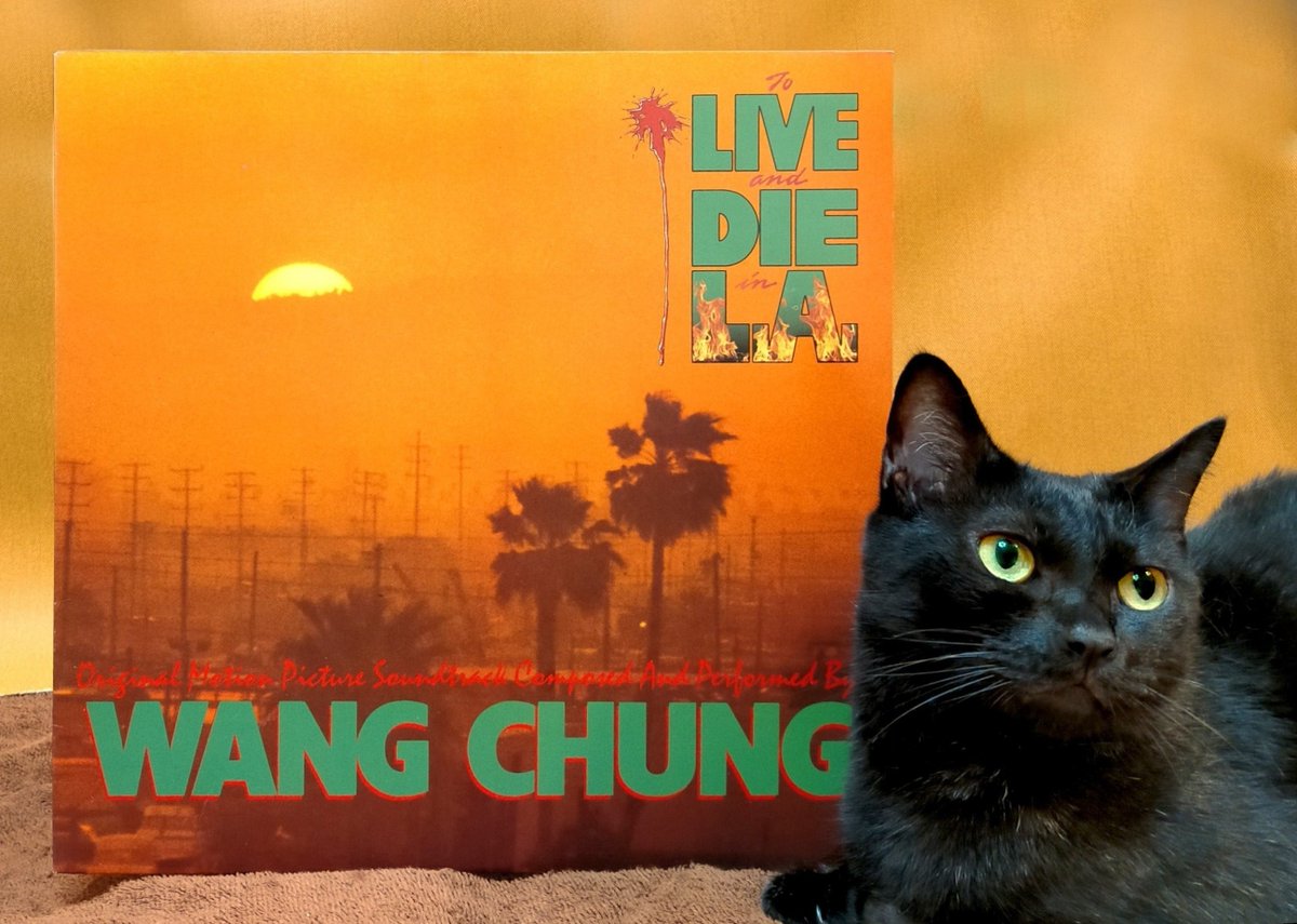 #猫とサントラ
ワン・チャン『To Live and Die in L.A.』

フリードキン監督の1985年の映画『L.A.大捜査線／狼たちの街』のサントラ。
この映画にWang Chungを起用する監督のセンスに脱帽。
心に残るタイトル曲をはじめ、A面のボーカル曲も、B面のインストも、聴きごたえ十分。

#WangChung #黒猫