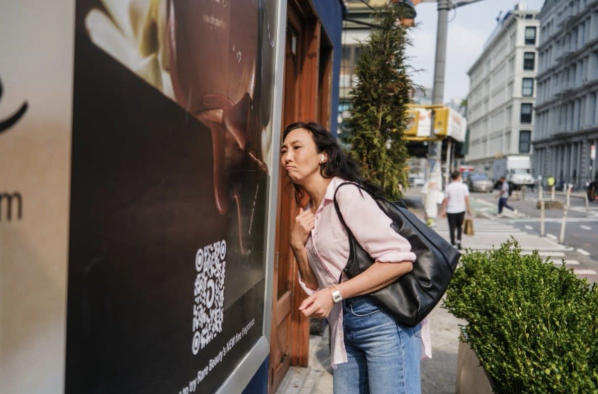Tak wygląda marketing, który angażuje wszystkie zmysły.

🧠 Co tu się wydarzyło?
Selena Gomez i jej marka Rare Beauty wprowadziły na rynek nowy zapach - Rare Eau de Parfum. W Nowym Jorku pojawiły się pachnące billboardy, które można było potrzeć i poczuć nuty wanilii, imbiru i