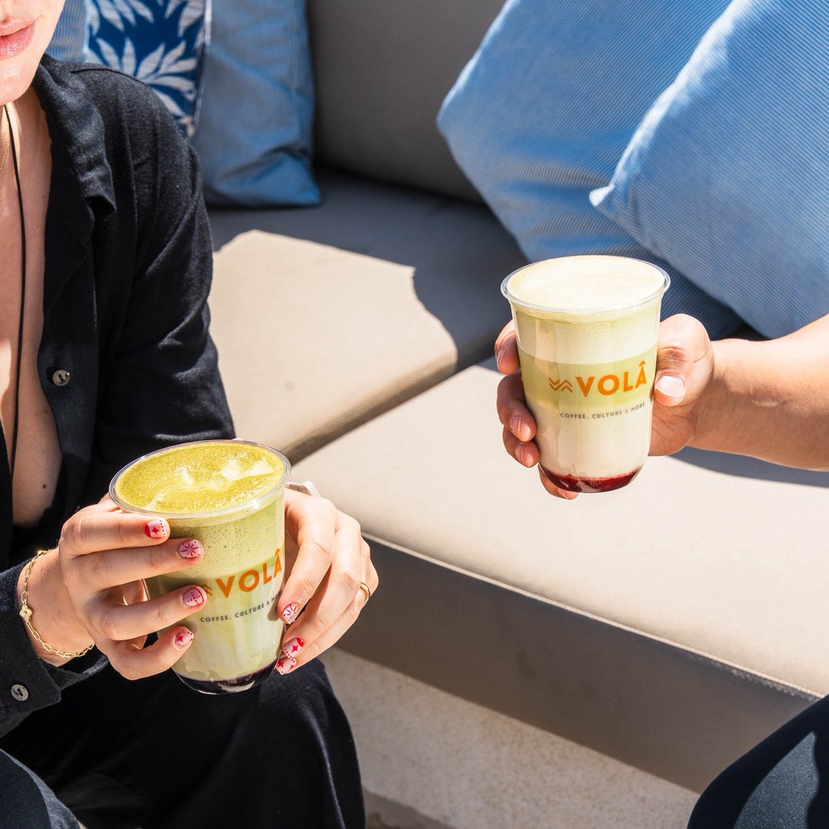 💚Uzak doğudan tüm dünyaya yayılan Matcha Tea ile hazırlanan, 🍓Strawberry Matcha Latte ve 🫐Blueberry Matcha Latte keyifli sohbetlerinizi güzelleştirmeye devam ediyor