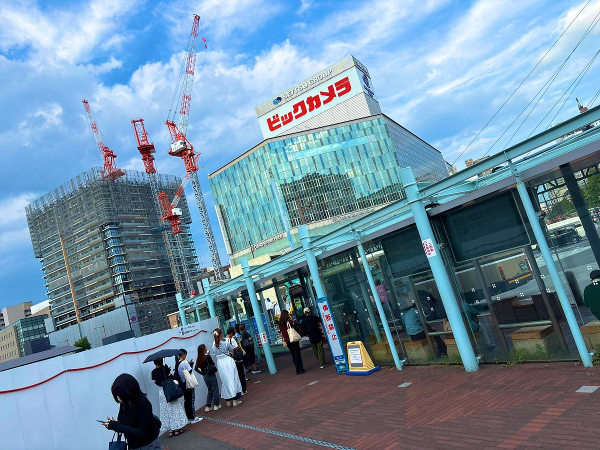 ただいまって、ビッカメの横なんか建ってる