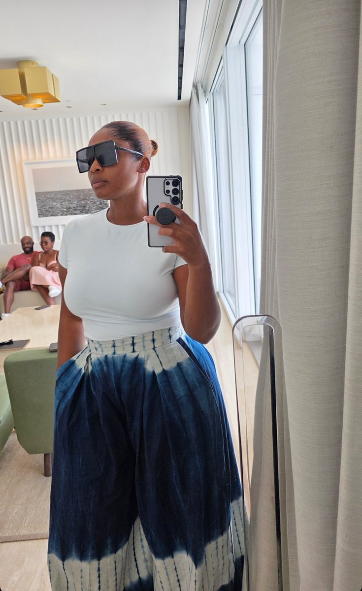 If simplicity was a person, na Davido’s elder sister. Just chilling, lowkey lifestyle, no drama, nothing. You no go even know say she dey guide wella.