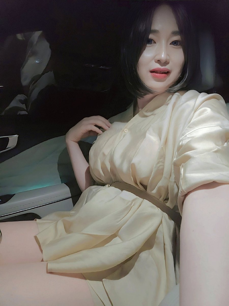 suaparkcd's tweet photo. 밤마실 프로젝트 1) 이동:  운전해서 공원  카페로 이동 - 여장한채 운전할 땐 운전대도 아줌마 스탈로 잡아야 제맛. 허벅지 만져줄 사람 없어서 내가 직접 스다듬어 줌 ㅋㅋ   #여장 #CD #시디 #crossdresser #女装 #男の娘 #sissy https://t.co/bDcSoMB3TZ