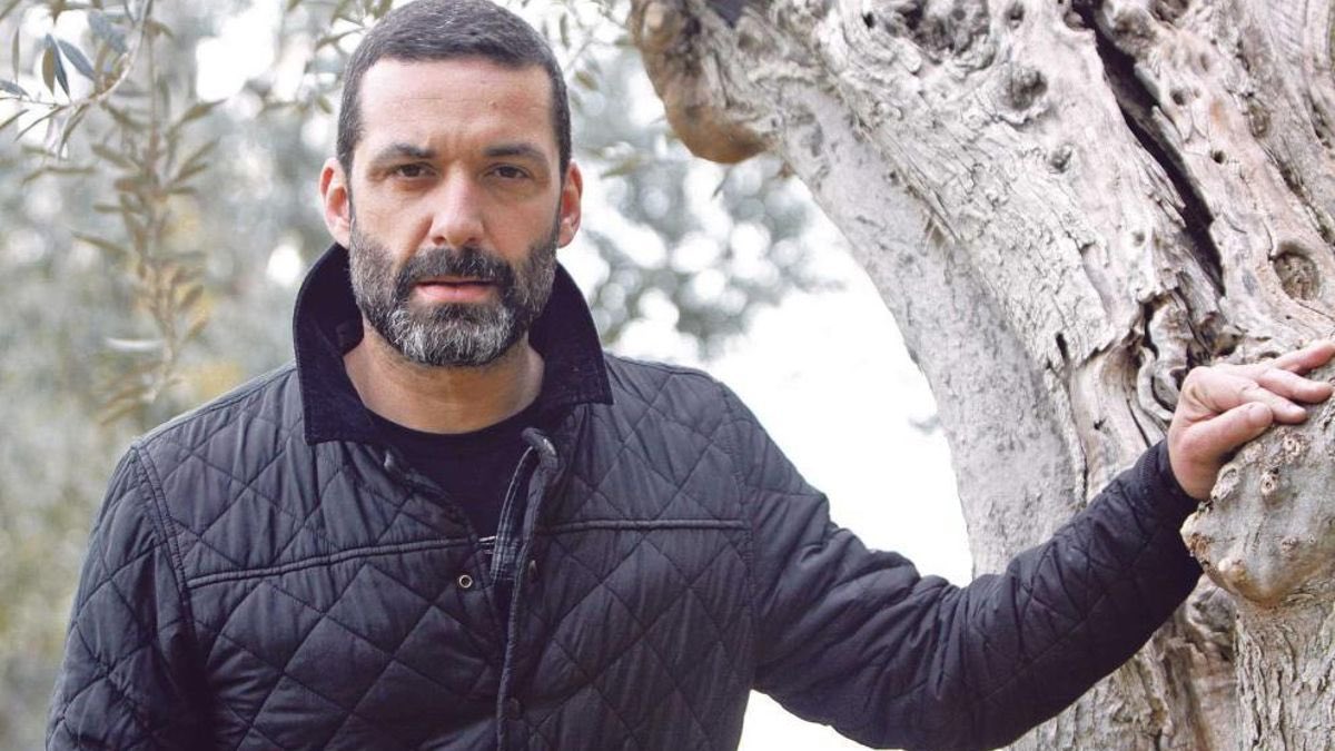 Una persona de origen árabe que triplicaba la tasa de alcohol ha embestido con su coche la moto del cantante Jaume Anglada en Mallorca.

El cantautor se encuentra en estado crítico.