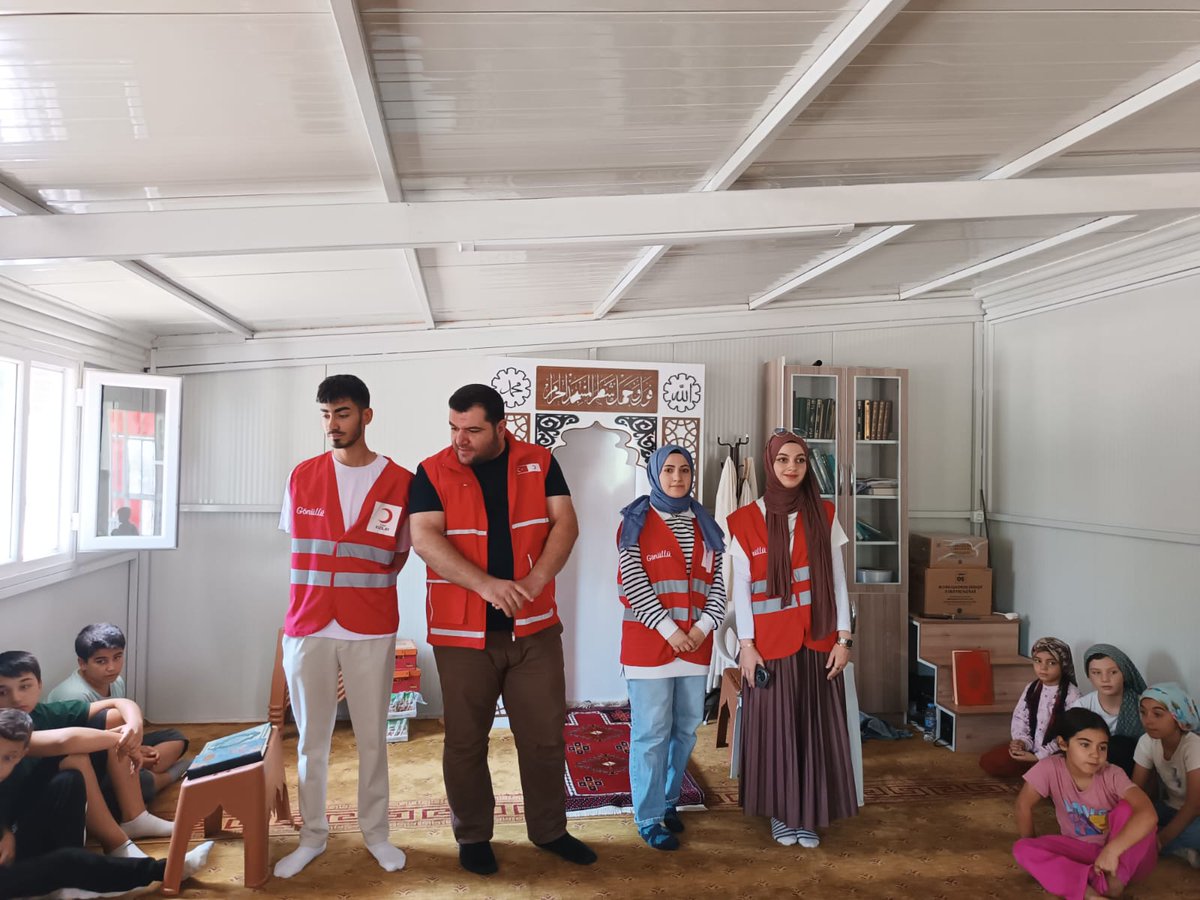 genckizilay44's tweet photo. "Camiler Şenleniyor Projesi 2. Yıl"

Proje Gün 36

📍Mahmut Özcan Camii

Öğrencilerimize haftalık buluşmamızı gerçekleştirdik, derslerinde yardımcı olduk. Akabinde ikramlarımızı dağıttık. Geleceğe dair planlarını konuştuk. 

Yaz ayları, Genç Kızılay ile güzel 🌸 https://t.co/2OT061Uast