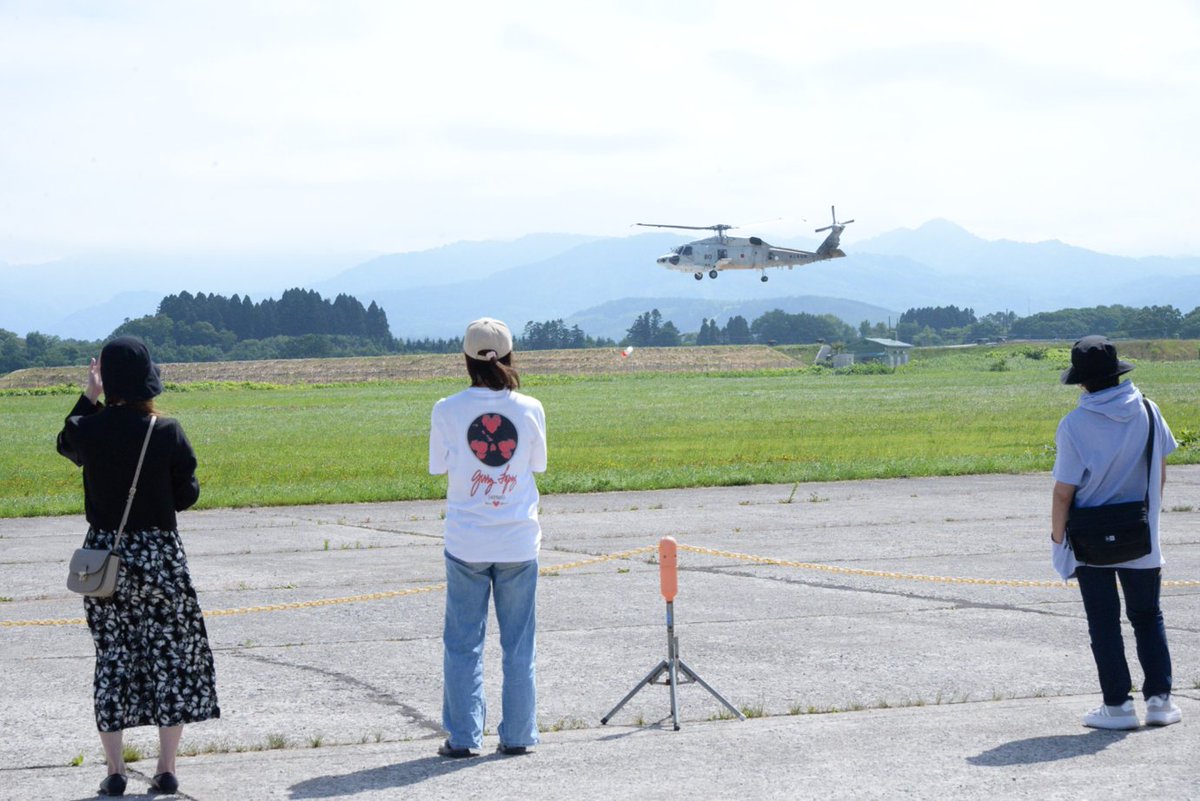 ＃八雲分屯基地 ＃創立48周年記念行事 にて行われた ＃SH60K の展示の様子です。
目の前に展示された ＃航空自衛隊 ＃UH60J 及び ＃C130H  との珍しい競演や ＃大湊基地 への帰隊飛行を来場者はカメラに収めていました。
＃海上自衛隊 ＃航空集団 ＃第21航空群 ＃第25航空隊