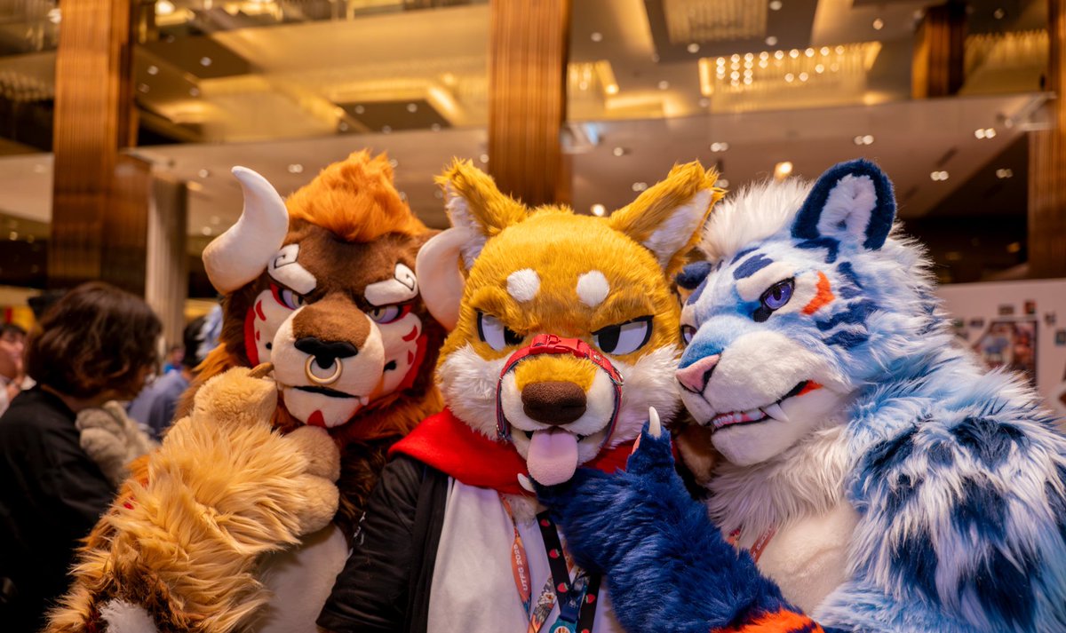 With these handsome guys.

📷：焰虎

#DragonX2 #FursuitFriday #UTFG2025