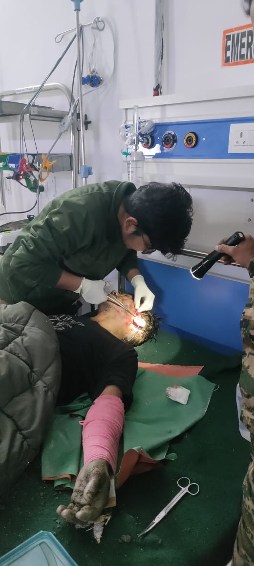 UBArea_IA's tweet image. 🚨 𝗨𝗽𝗱𝗮𝘁𝗲 : 𝗗𝗵𝗮𝗿𝗮𝗹𝗶 𝗩𝗶𝗹𝗹𝗮𝗴𝗲 | 𝗙𝗹𝗮𝘀𝗵 𝗙𝗹𝗼𝗼𝗱 𝗥𝗲𝘀𝗰𝘂𝗲 𝗢𝗽𝘀 | 𝗨𝘁𝘁𝗮𝗿𝗸𝗮𝘀𝗵𝗶  🇮🇳

#MudslideReliefOperations
#HADR

Amid the recent flash floods in the #HarsilSector, Regimental Medical Officer (RMO), of #HarsilBattalion, demonstrated…