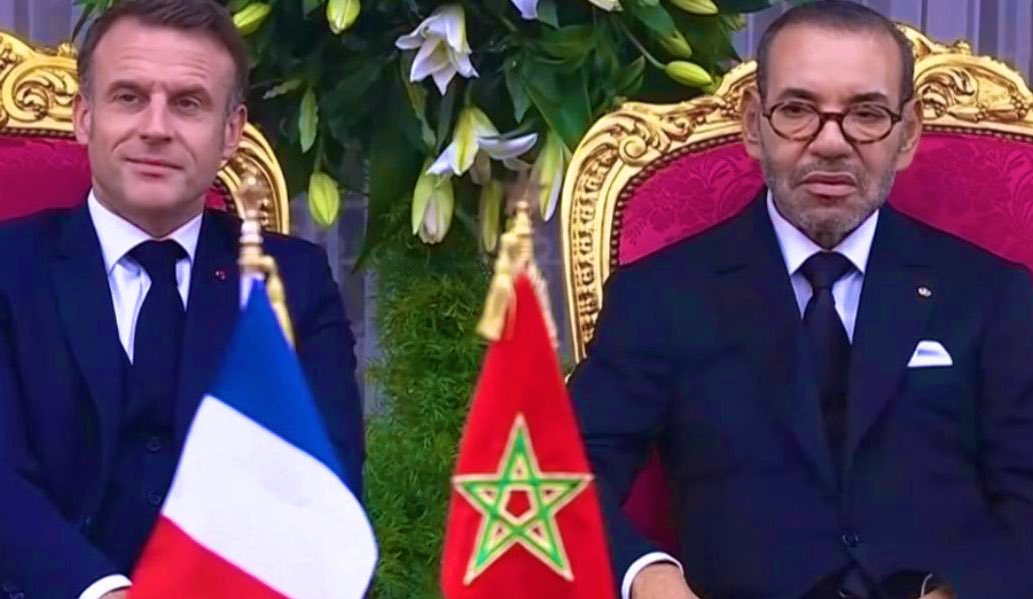لا أدري لماذا تذكرت تلك المسرحية التي كان يؤديها النظام المغربي، مدّعيًا وجود خلاف مع نظيره الفرنسي وأزمة دبلوماسية بين البلدين، في حين كان  محمد السادس يقيم في قصره بباريس خلال نفس الفترة 🫢
