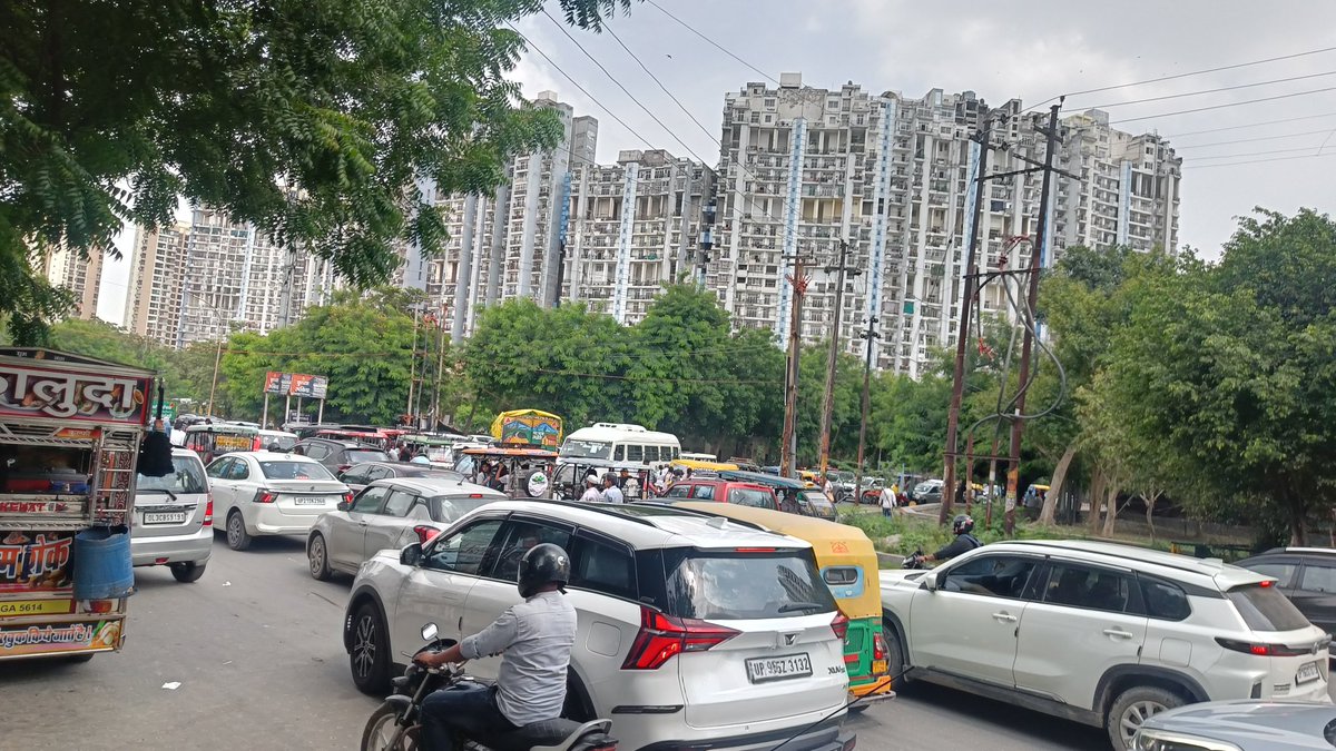 conectmayanks's tweet photo. Sec 120 mein rg residency wale chaurahe par takreeban har friday ko jaam lagta hai , school ki chutti aur jume ki namaaz ki wajah se , kripya traffic police ko har friday traffic manage karne k liye bhejin @dr_maheshsharma @PankajSinghBJP @Noidatraffic @noidapolice https://t.co/MlhAthmFa4