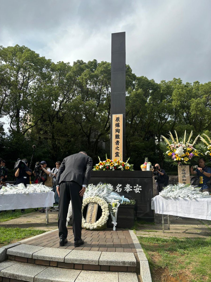 GiladCohen_'s tweet photo. 本日長崎において、命を落とされた方々に哀悼の意を捧げ、その記憶に敬意を表し献花いたしました。
イスラエルを代表して、長崎の皆さまに寄り添い、共にこの時を深く受け止めております。
日本ならびに国際社会と歩調を合わせ、記憶を継承し、平和の実現に向けた共通の歩みを進めてまいります。 https://t.co/QsjbgsFods