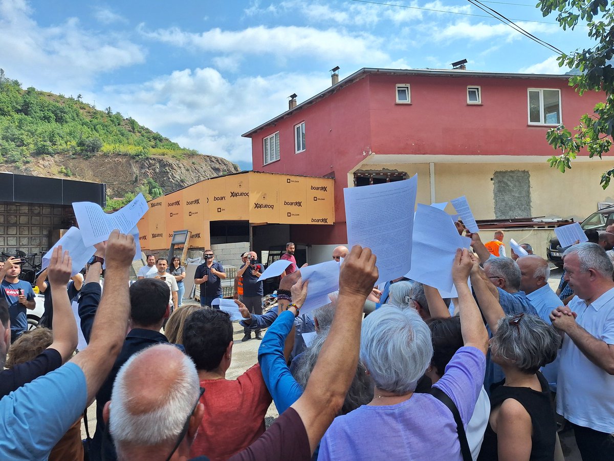 Artvin halkı İl Cevre Müdürlüğü binası önünde toplu dilekçeleri imzalayarak basın açıklaması yaptı.