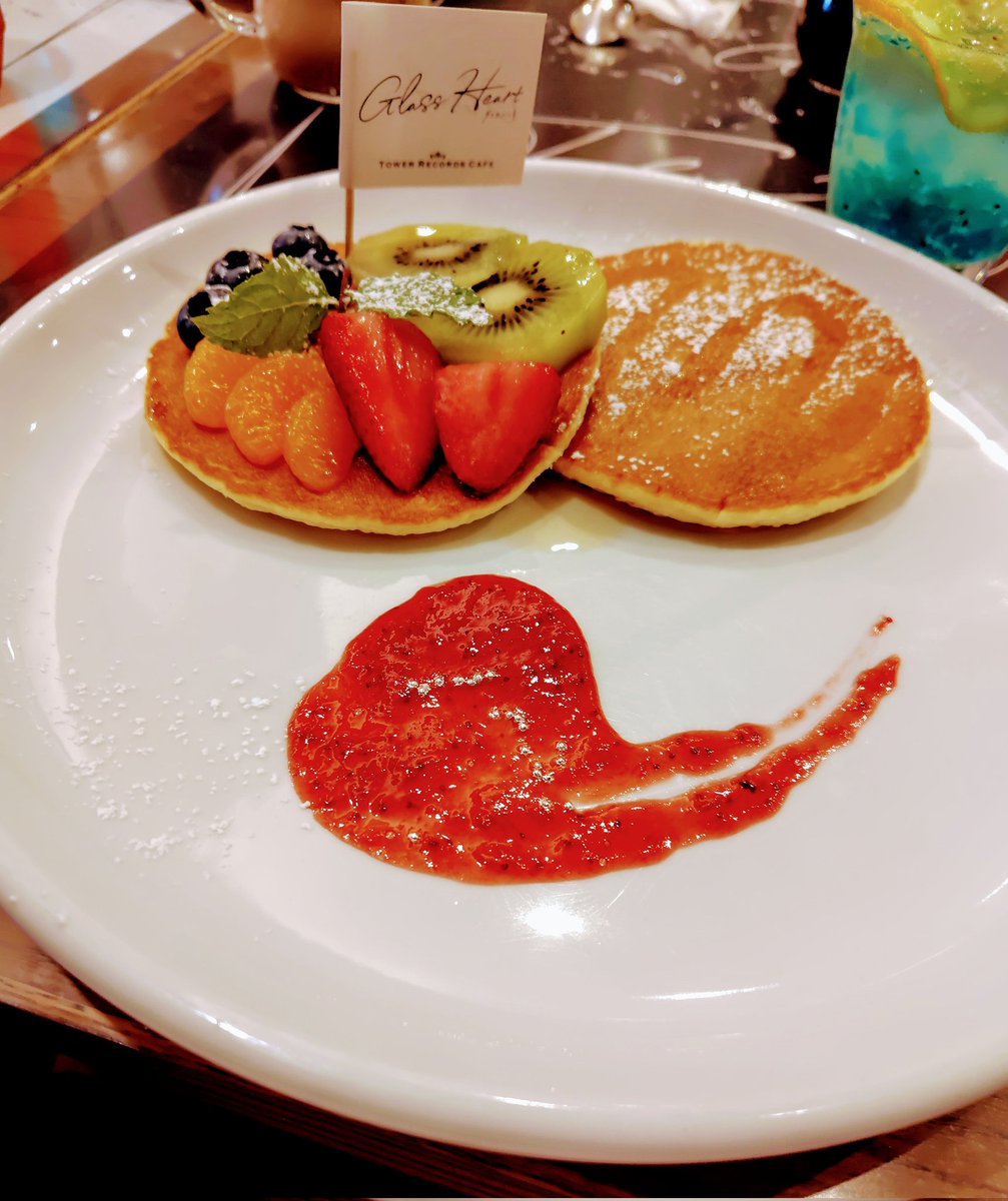#グラスハート
TOWER RECORDS CAFE 表参道店さま＆大阪ステーションシティ店さまにサイン色紙を飾っていただきました✨
（田口囁一先生、朔田浩美先生の色紙も！）

タワレコさんとタワレコカフェさんでは、グラスハート小説文庫とコミックスも特典つきで販売していただいてます
ぜひこの機会に！