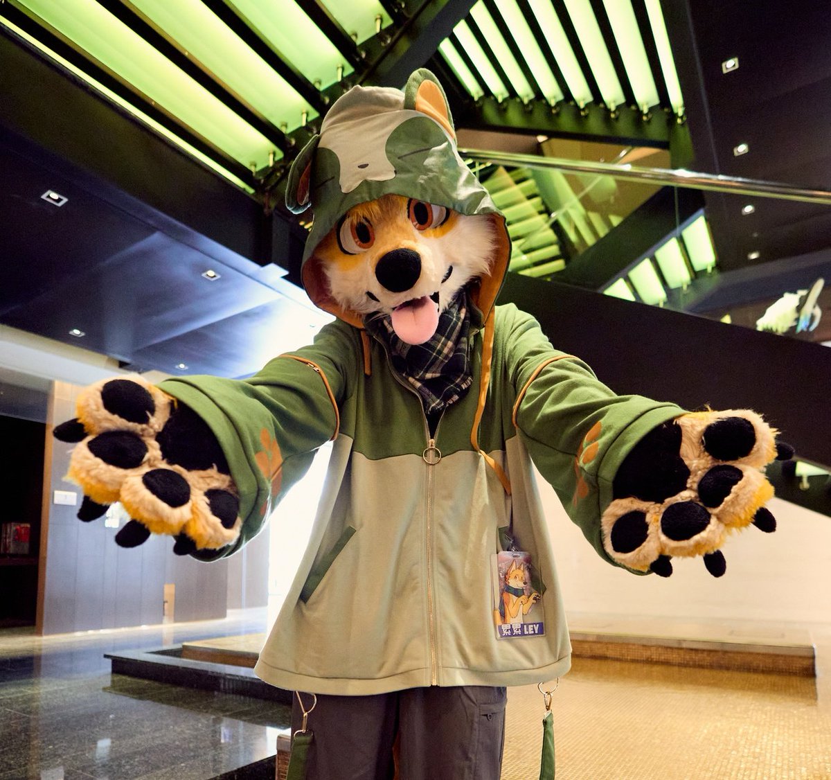 hug? 🫸🦊🫷 #FursuitFriday
📸: <a href="/TorrFoxx/">圖爾 UTFG 🔜 Infurnity 2025</a>