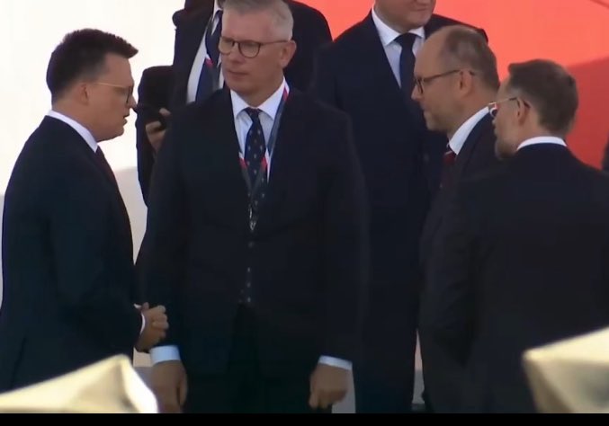 Jak można tak nisko upaść. Jednak uważam że Szymek i Polska2050 to wymysł Kaczyńskiego... może się mylę.