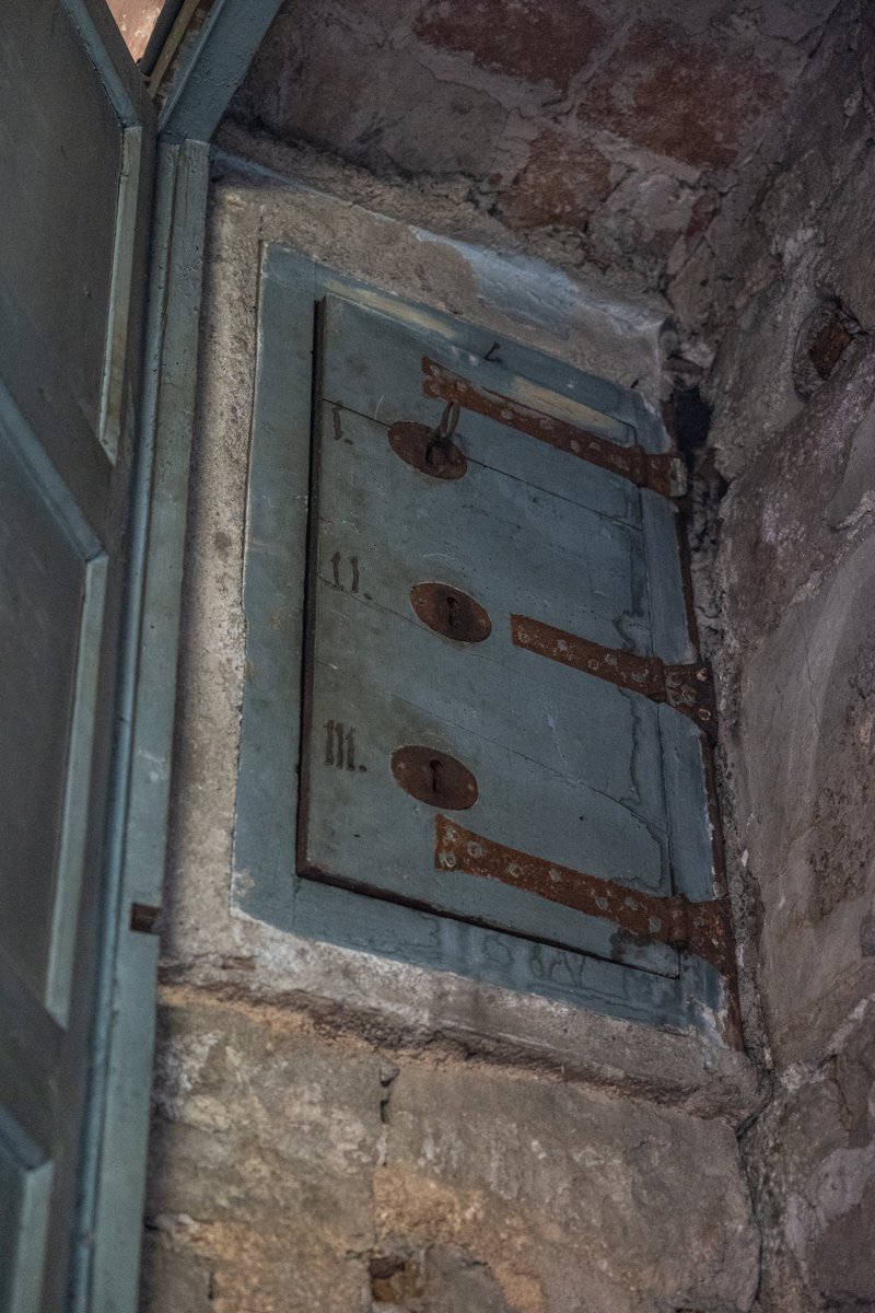 Un dels secrets més ben guardats de la nostra capella és la caixa de les tres claus 🔑

A la sagristia, oculta dins d'un armari, aquesta caixa forta custodiava els diners i les escriptures de la confraria. Per obrir-la calien les tres claus alhora, en mans dels prohoms del gremi.