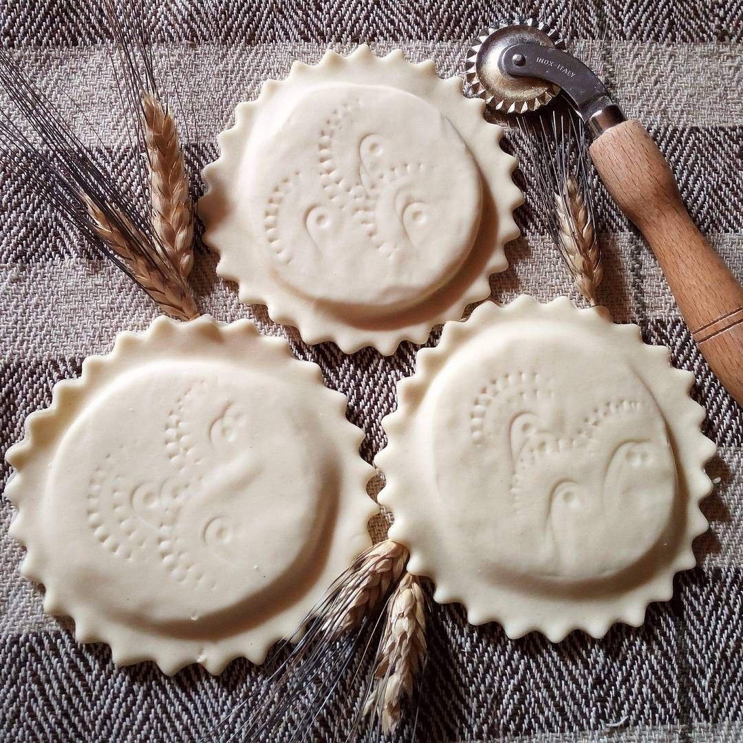 AutunnoBarbagia's tweet photo. Pochi ingredienti per un dolce tipico della #Barbagia la Seada: formaggio, semola, scorza di limone, arricchito da miele o zucchero! Vi aspettiamo a #Mamoiada 8-9 novembre https://t.co/2G63N2zoOj 📷 @marinella.salvai #AutunnoinBarbagia25 https://t.co/vB9Kf7GW50