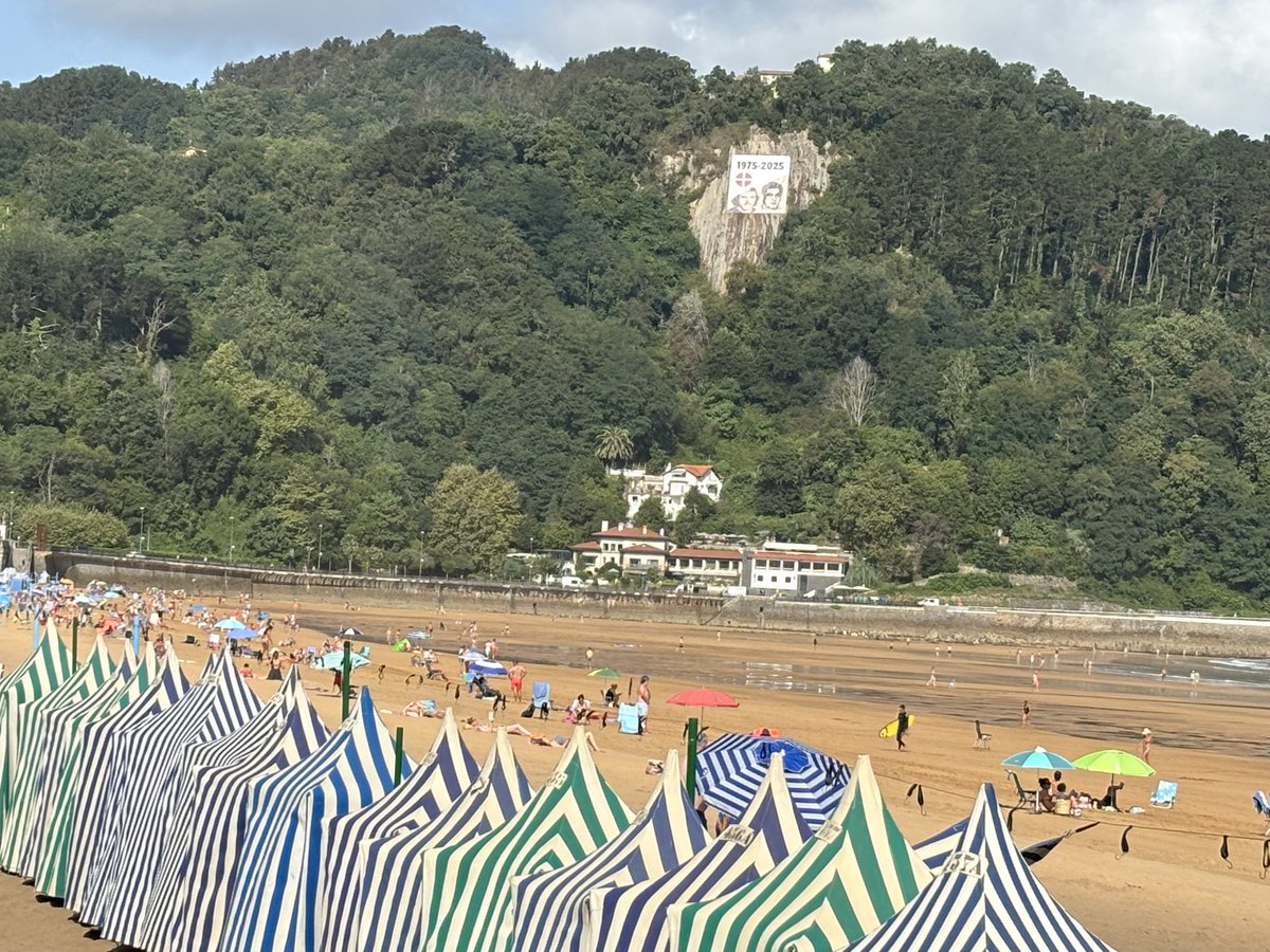En septiembre hace 50 años que los asesino un dictador y sus compinches,haber cuanto dura la pancarta en zarautz(pueblo de Txiki) con los “demócratas” de turno.✊✊
