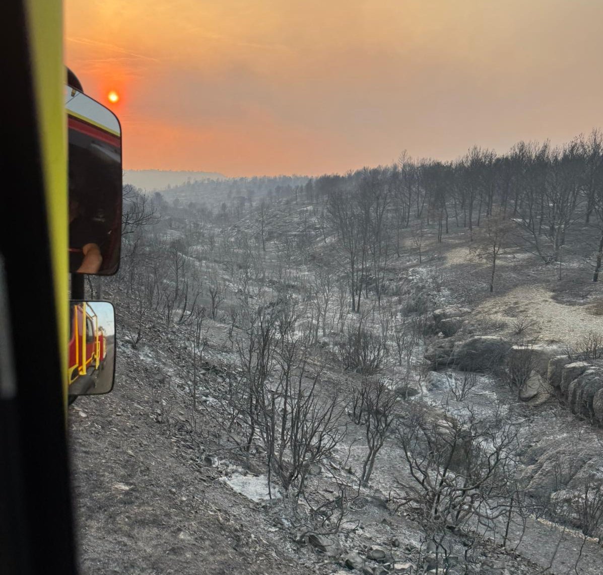 MeteoExpress's tweet photo. 🔥 Dans l'Aude, l'incendie est fixé après parcouru 17.000 hectares ! Le feu laisse place à de vastes paysages calcinés. De nombreux pompiers restent mobilisés pour éviter toute reprise. (© Pompiers 58) https://t.co/kNSn8pOKVn