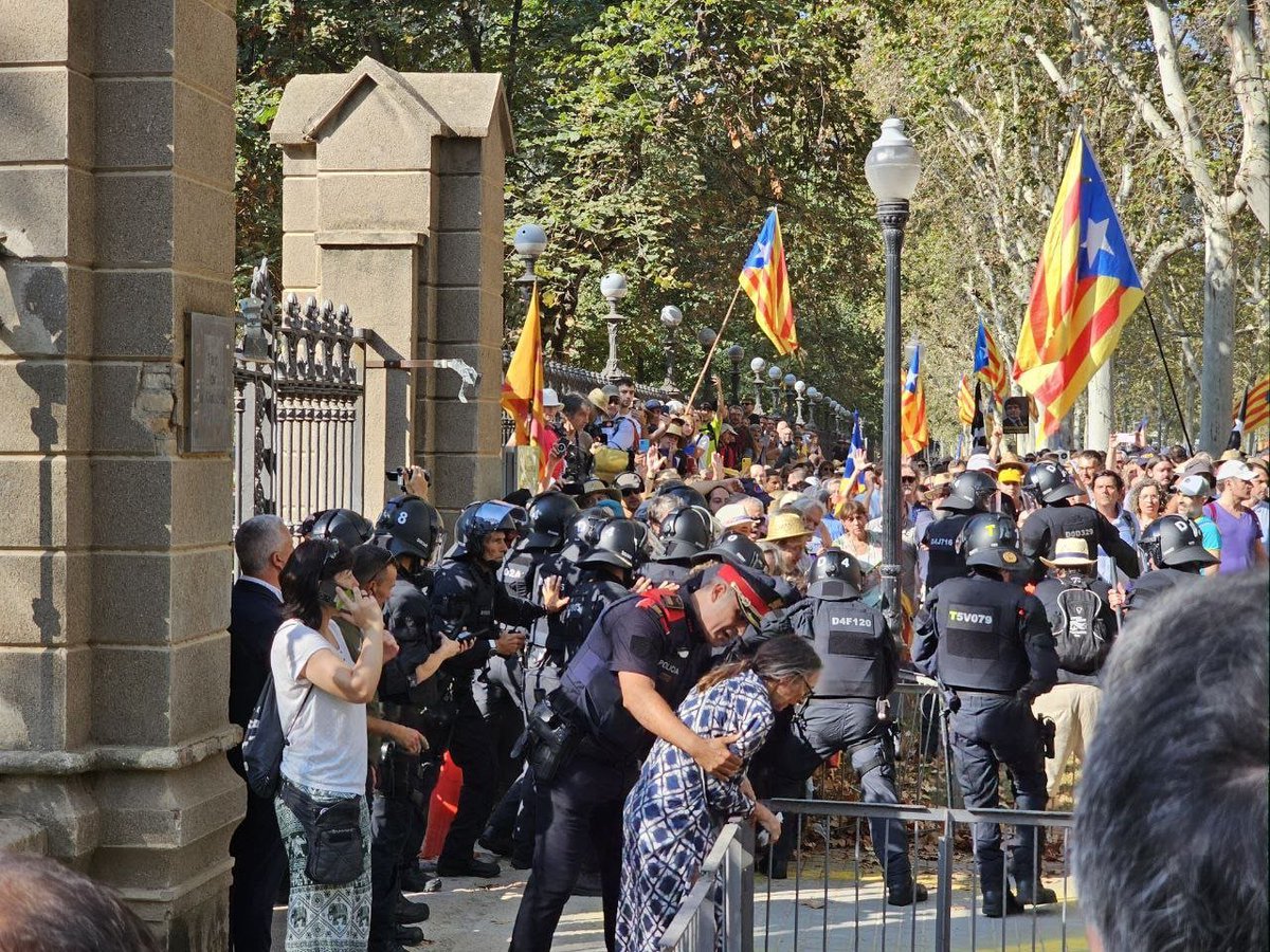 Assemblea Nacional Catalana (@assemblea) on Twitter photo ⬛️⬜️ Avui fa 1 any del ple d'investidura d'Illa, i també 1 any del retorn fugaç del MHP <a href="/KRLS/">krls.eth / Carles Puigdemont</a>. Una jornada de compromís, solidaritat i repressió. No oblidem:
▪️L'operació gàbia desmesurada per tot Catalunya
▪️La repressió amb gas pebre als manifestants que volien entrar al parc ⬛️⬜️ Avui fa 1 any del ple d'investidura d'Illa, i també 1 any del retorn fugaç del MHP <a href="/KRLS/">krls.eth / Carles Puigdemont</a>. Una jornada de compromís, solidaritat i repressió. No oblidem:
▪️L'operació gàbia desmesurada per tot Catalunya
▪️La repressió amb gas pebre als manifestants que volien entrar al parc