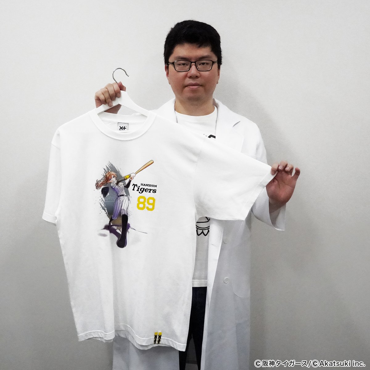 ／ 
🌻八月のシンデレラナインコラボ第2弾🐯
＼
今回は阪神タイガースとのトリプルコラボ ⚾️
主人公「有原翼」が夢の”甲子園”で阪神タイガースの
ユニフォームを纏いフルスイングするイラストを
大胆にレイアウト⚾ 

イラストは過去に登場した人気シーンをベースに、