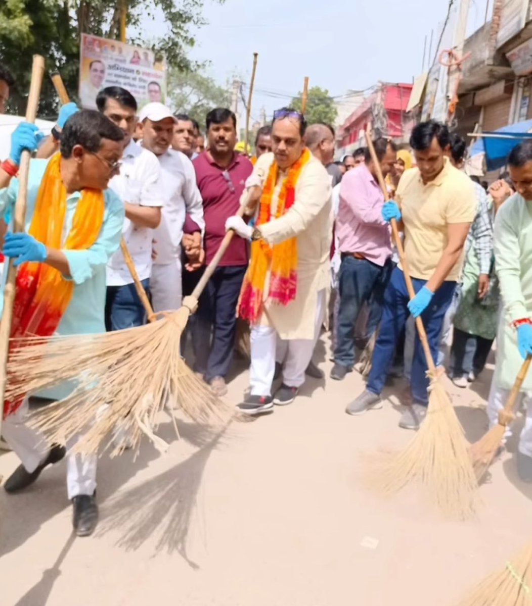 bjppradeepjha's tweet photo. माननीय मंत्री श्री Pankaj Kumar Singh जी के आदेश पर आज स्वच्छता अभियान में मंत्री जी के साथ शामिल होकर मछली मार्केट के पास सफाई कर्मचारियों के साथ मिलकर गंदगी को साफ करने का प्रयास किया । @drpankajbjp #drpankajkumarsingh #Vikaspuri #baprola #SwachhBharat https://t.co/CBE60cjlxu