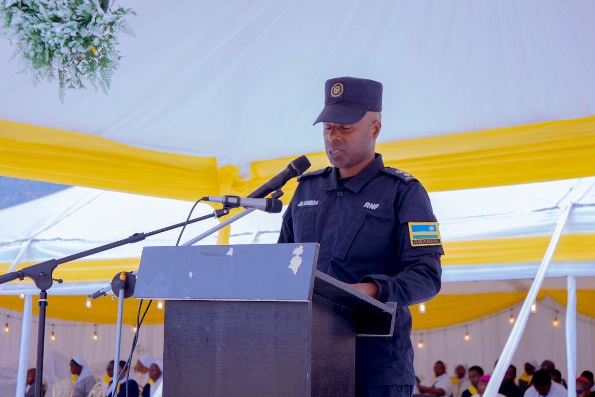 Pacis Tv Rwanda (@pacis_tv) on Twitter photo #PacisTv, Umuyobozi wa Polisi ku rwego rw'Akarere ka
<a href="/RubavuDistrict/">Rubavu District</a> , SSP J.Bosco Karega mu kiganiro n'Abari muri Forum y'Umuryango, akaba yibutsa ko buri muntu wese agomba kumenya ko afite uruhare mu gukumira ibyaha no gutanga amakuru kugirango bikumirwe.
<a href="/RIB_Rw/">Rwanda Investigation Bureau</a>
@Rwandapolici. #PacisTv, Umuyobozi wa Polisi ku rwego rw'Akarere ka
<a href="/RubavuDistrict/">Rubavu District</a> , SSP J.Bosco Karega mu kiganiro n'Abari muri Forum y'Umuryango, akaba yibutsa ko buri muntu wese agomba kumenya ko afite uruhare mu gukumira ibyaha no gutanga amakuru kugirango bikumirwe.
<a href="/RIB_Rw/">Rwanda Investigation Bureau</a>
@Rwandapolici.