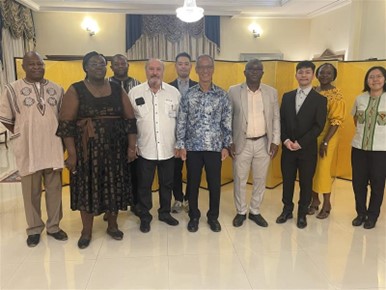 🇯🇵 ８月４日、長島大使は公邸で医療関係者の夕べを開催しました👨‍⚕️👩‍⚕️ブルキナファソの医療事情の把握と関係構築は、邦人支援にも不可欠です。複数の医療機関の関係者が集まり、活発な意見交換を行いました💬 #JaponauBurkina