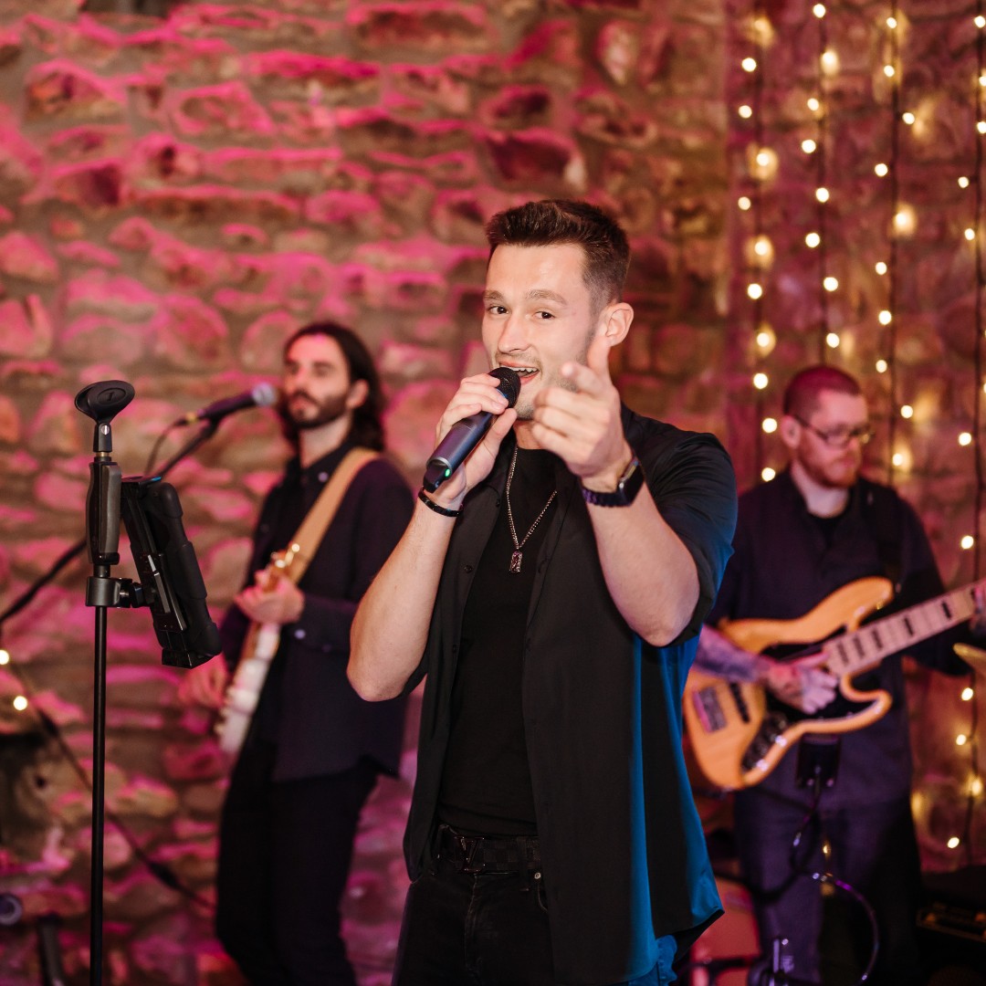 functioncentral's tweet image. Huge congratulations to Alex and Stacey! The Northern Lights had the honour of keeping the dance floor packed all night at @browsholme in Lancashire —what a celebration! 💃🎤✨
📸 @dontdeletethekisses.co.uk
Read more about the band - ow.ly/URZk50VKsZB