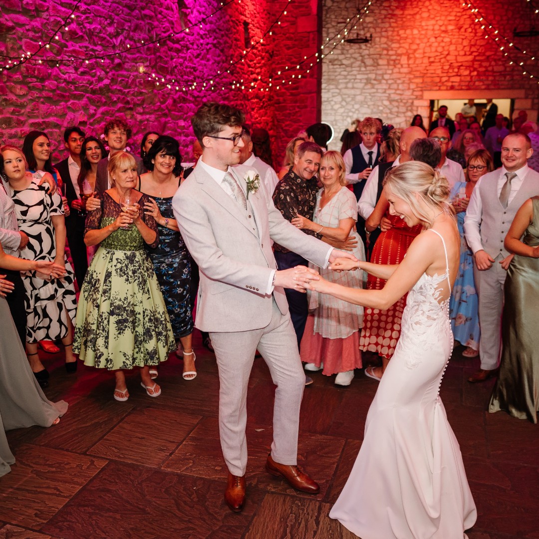 functioncentral's tweet image. Huge congratulations to Alex and Stacey! The Northern Lights had the honour of keeping the dance floor packed all night at @browsholme in Lancashire —what a celebration! 💃🎤✨
📸 @dontdeletethekisses.co.uk
Read more about the band - ow.ly/URZk50VKsZB