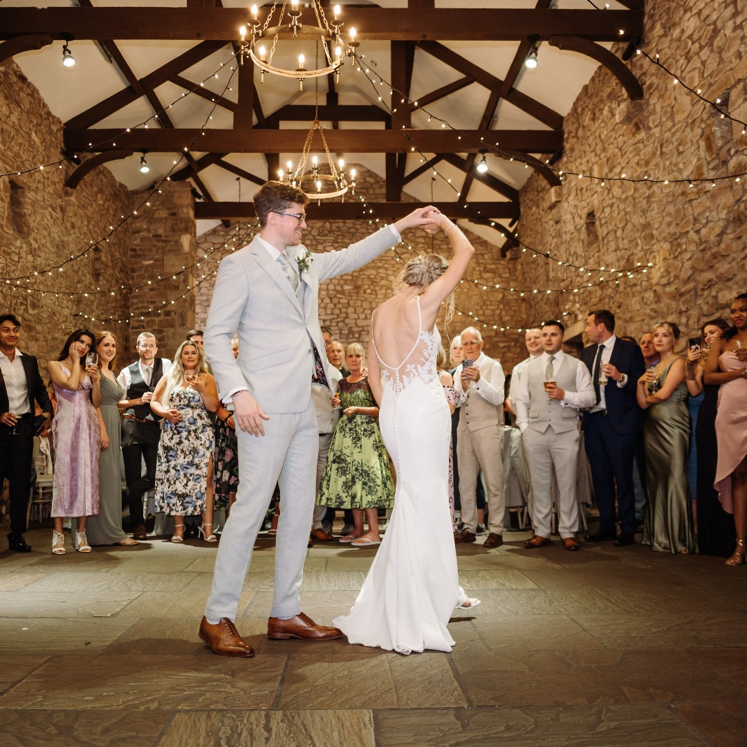 functioncentral's tweet image. Huge congratulations to Alex and Stacey! The Northern Lights had the honour of keeping the dance floor packed all night at @browsholme in Lancashire —what a celebration! 💃🎤✨
📸 @dontdeletethekisses.co.uk
Read more about the band - ow.ly/URZk50VKsZB