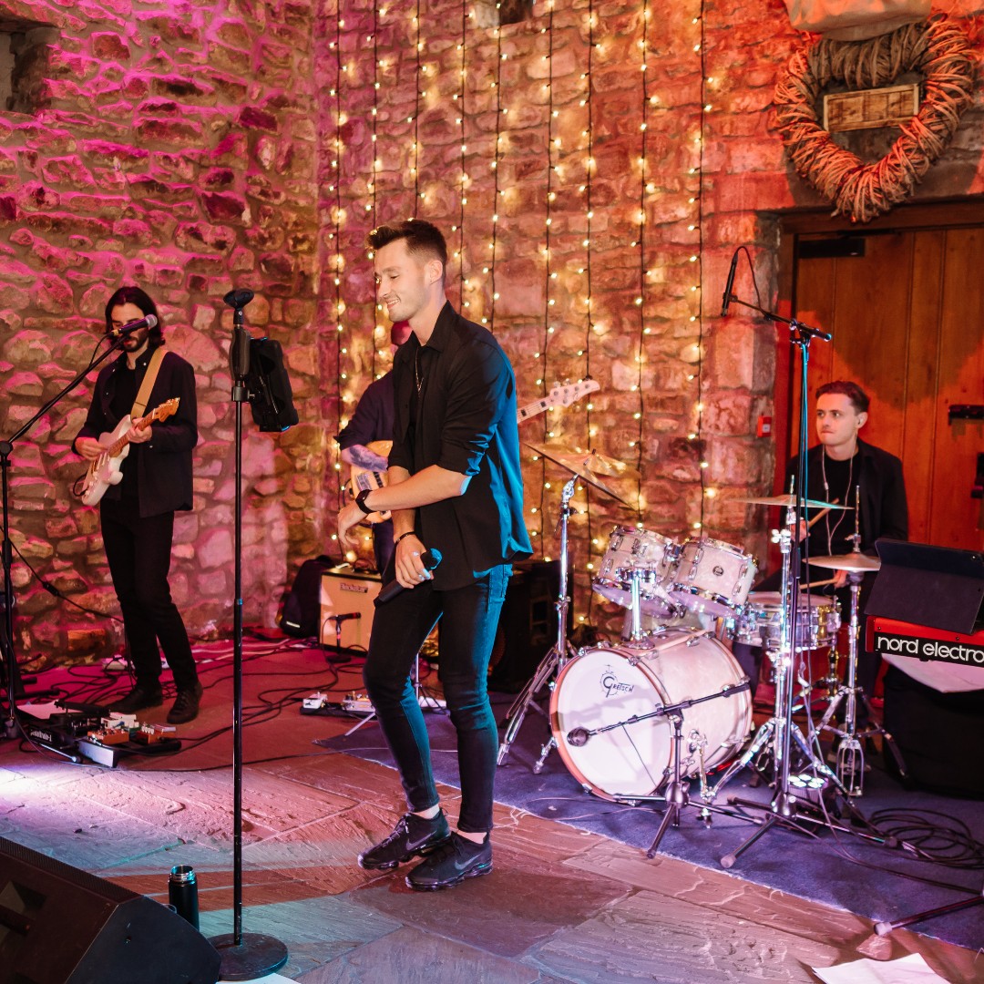 functioncentral's tweet image. Huge congratulations to Alex and Stacey! The Northern Lights had the honour of keeping the dance floor packed all night at @browsholme in Lancashire —what a celebration! 💃🎤✨
📸 @dontdeletethekisses.co.uk
Read more about the band - ow.ly/URZk50VKsZB