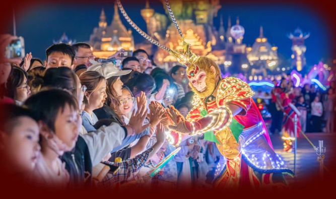 ImHuaiAn's tweet photo. Ready for a whole new Xiyou World of Adventure? ✨
As twilight falls, the park transforms into your magical spectacle! 🌆
🎆 Immerse yourself in a midsummer night's dream where technology meets art.
#XiyouWorld #NighttimeMagic #SummerNights #HuaiAn https://t.co/rNF5ccmAef