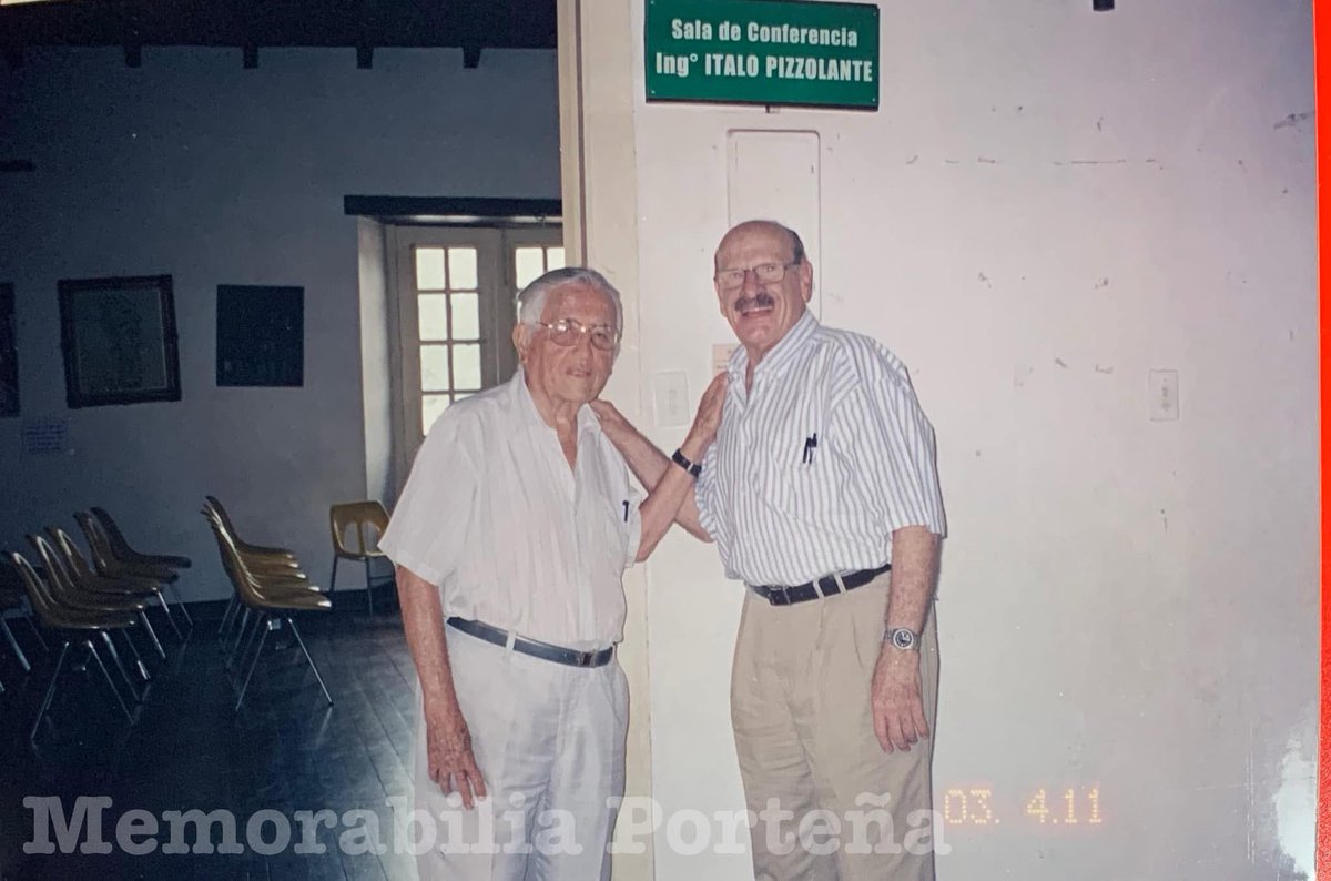 Memorabilia Porteña: Muy recordados personajes de la ciudad: El Cronista don Miguel Elias Dao, y el ingeniero y compositor Ítalo Pizzolante Balbi. Gráfica frente a la sala que llevaría el nombre del último, en la Casa Guipuzcoana, 2003.