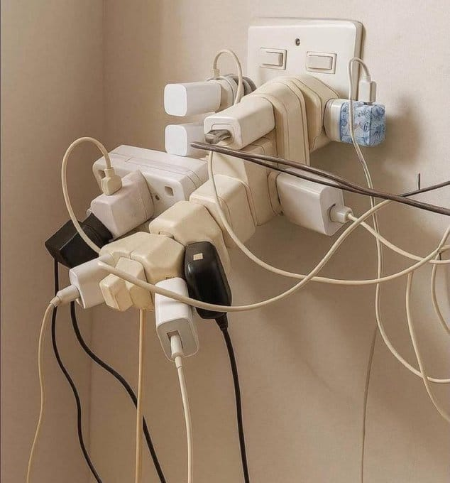 WealthEnrich's tweet image. Yeh hai market right now 👇
Too many wires. Too much noise.
Geopolitics, elections, tariffs, war, inflation, Trump tweets...
Sab kuch ek hi socket mein ghusa hua hai ⚡