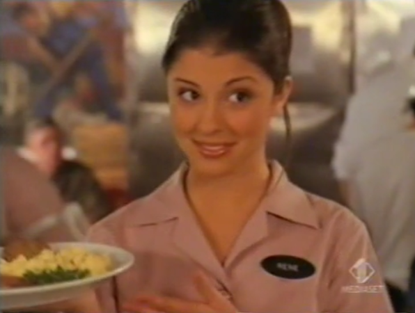 Shiri nei panni di una cameriera. Anche se non è Roswell comunque "non ce la faccio, troppi ricordi"