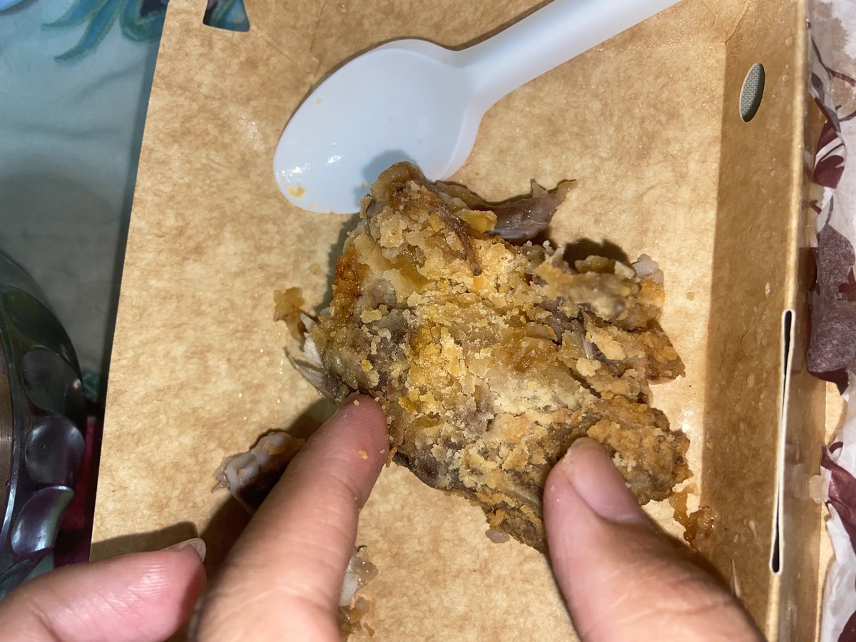 itscarloti's tweet photo. Minsan na lang ako kumain ng @Jollibee uncooked pa yung flour 🫠 https://t.co/BEw3hkMS4n