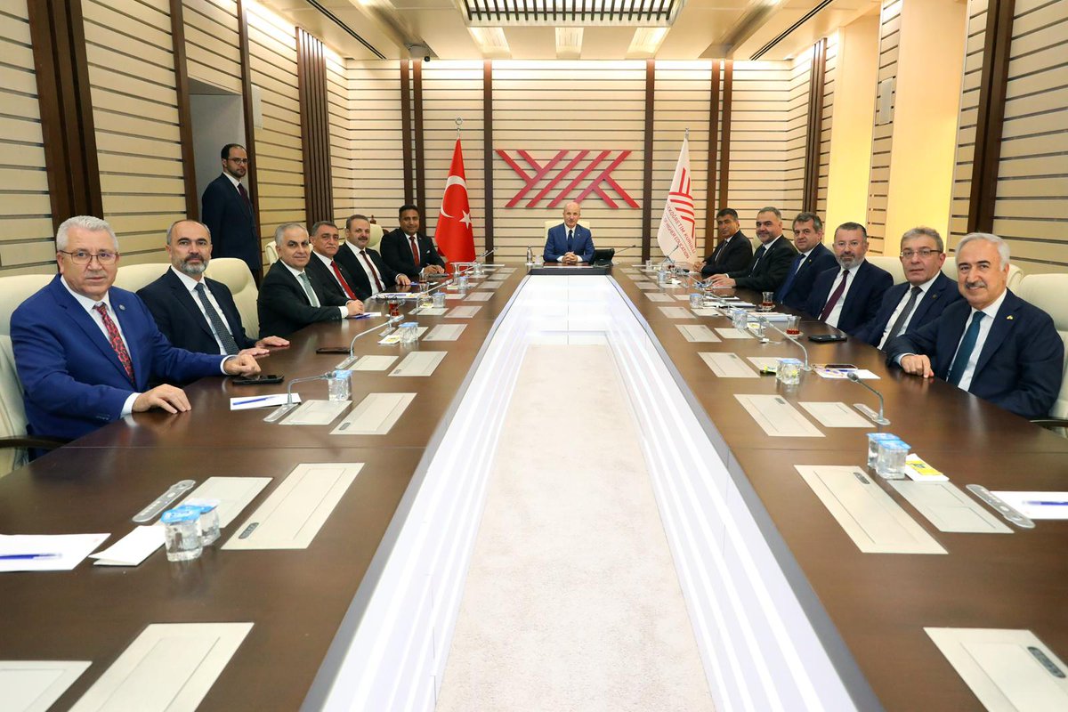 🏛️Rektörümüz Prof. Dr. Bayram Yılmaz, Yükseköğretim Kurulu (YÖK) Başkanlığı görevine yeniden atanan Prof. Dr. Erol Özvar’ı ziyaret etti.

🔍 Üniversitemizin akademik, idari ve toplumsal sorumluluk faaliyetlerine ilişkin bilgilerin verildiği, YÖK’ün stratejik hedefleri