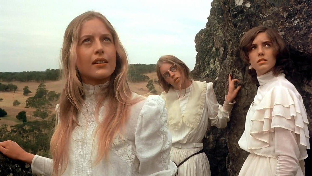 50 años de Picnic at Hanging Rock dirigida por Peter Weir. Traigo algunas curiosidades de esta fascinante película👇

1- La historia de la desaparición de tres estudiantes y una profesora en el monte Hanging Rock durante un picnic en 1900 es ficción, aunque Lindsay la presentó