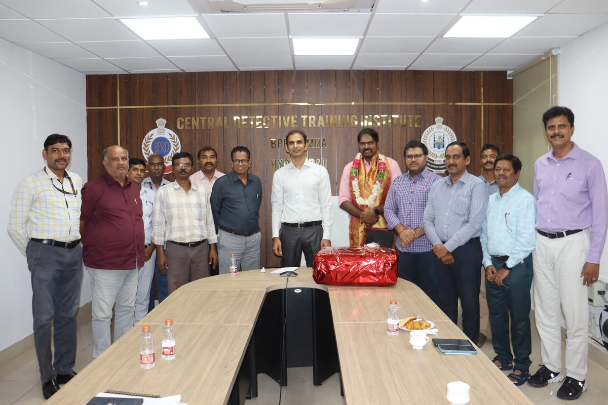 Celebrated farewell function of Shri. Sridhar Mateti, Digital Forensic Expert on 08.08.2025.  He is falicitated by Shri. Salmantaj Jafartaj Patil, IPS, Director, CDTI, Hyderabad and issued a memento to him
