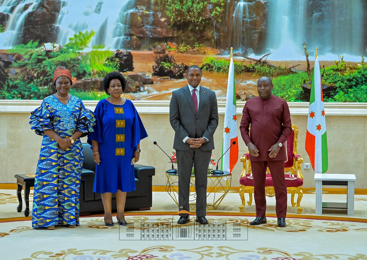 Le Chef de l'État S.E <a href="/GeneralNeva/">SE Evariste Ndayishimiye</a> a reçu en audience ce 8/8 au Palais Ntare Rushatsi une délégation conduite par Monsieur Mamadou Dian Balde, Directeur du Bureau régional du #HCR pour l'Afrique de l'Est, la Corne de l'Afrique et les Grands Lacs.
